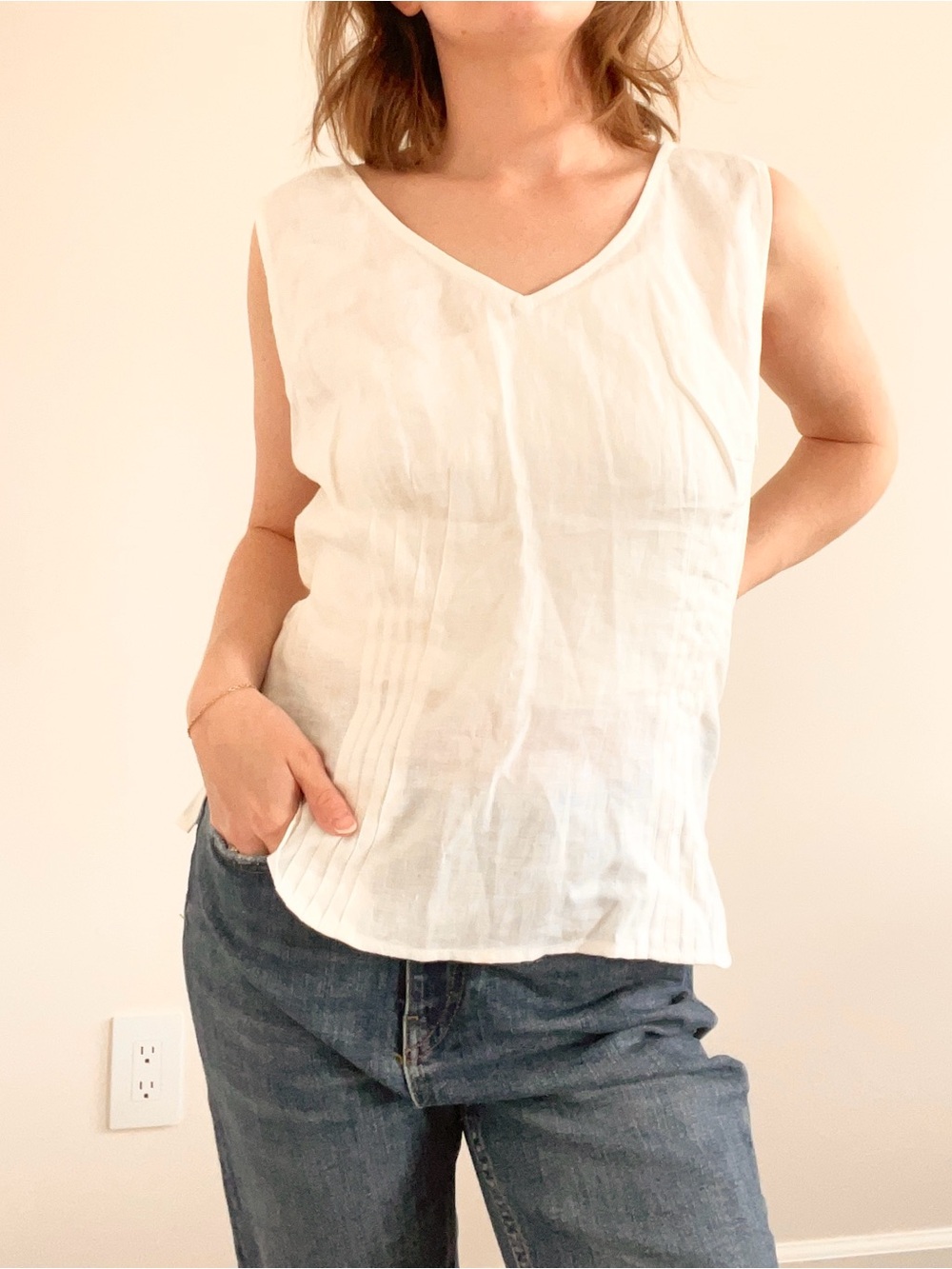 Deadstock Petite Sophisticate White V-Neck Sleeveless Linen Camisole